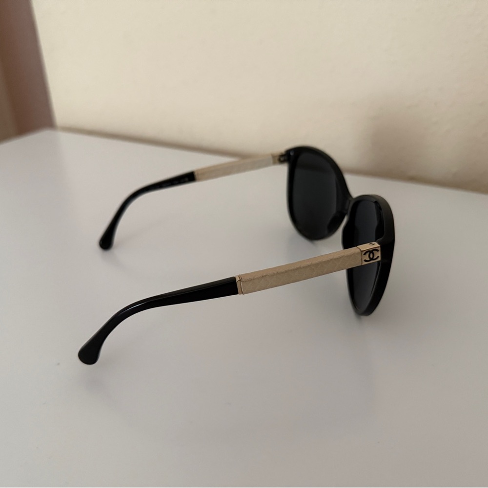 CHANEL Black Sunglasses with CC Temples - Picture 2 of 11